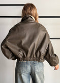 Carica l'immagine nel visualizzatore della galleria, Giacca bomber con collo teddy - PHILIALOFT
