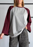 Carica l'immagine nel visualizzatore della galleria, T-shirt bicolore con maniche raglan svasate
