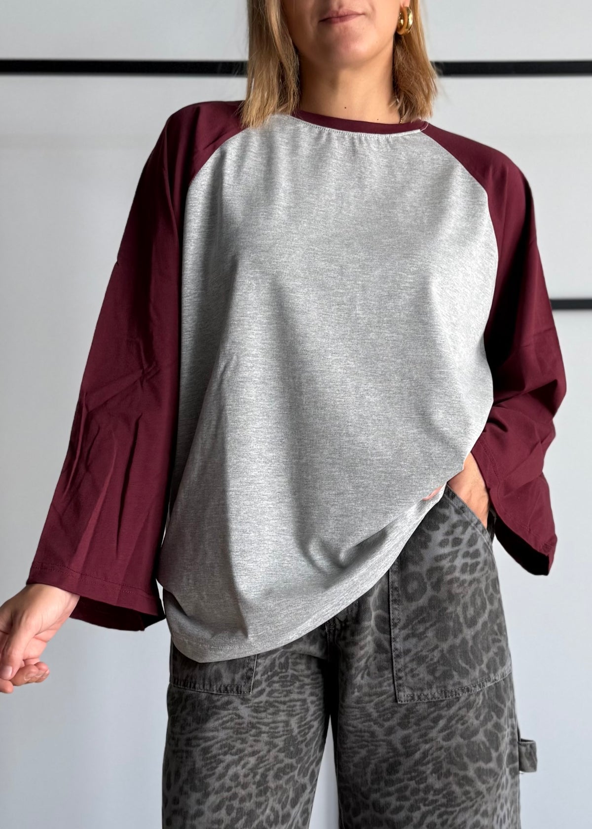 T-shirt bicolore con maniche raglan svasate