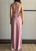 Carica l'immagine nel visualizzatore della galleria, Abito lungo KONTATTO rosa con scollo schiena
