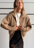 Carica l'immagine nel visualizzatore della galleria, Cardigan mastice con maxi collo e zip - KONTATTO
