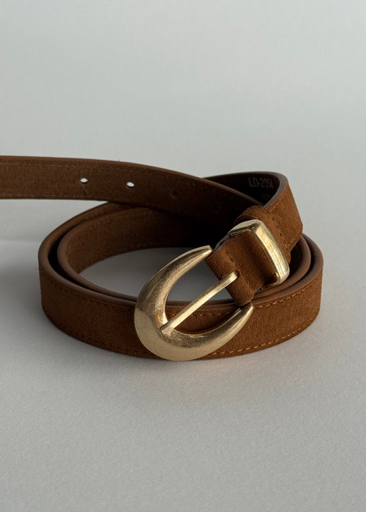 Cintura in suede camel con fibbia dorata