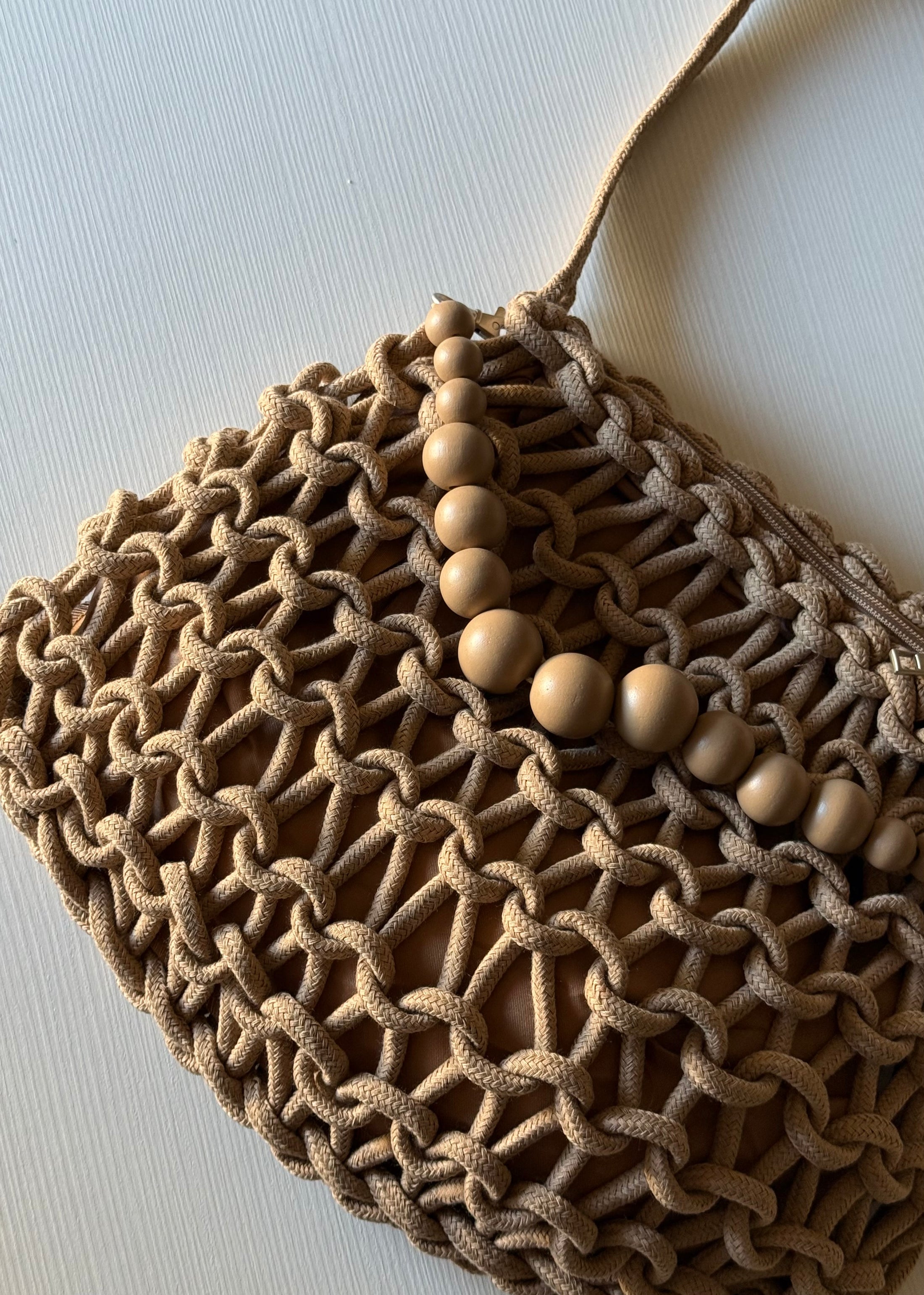 Borsa Beige in Corda Intrecciata con Tracolla e Manico di Perle