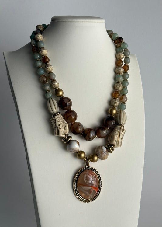 Collana multistrato con perle naturali e pendente marmorizzato