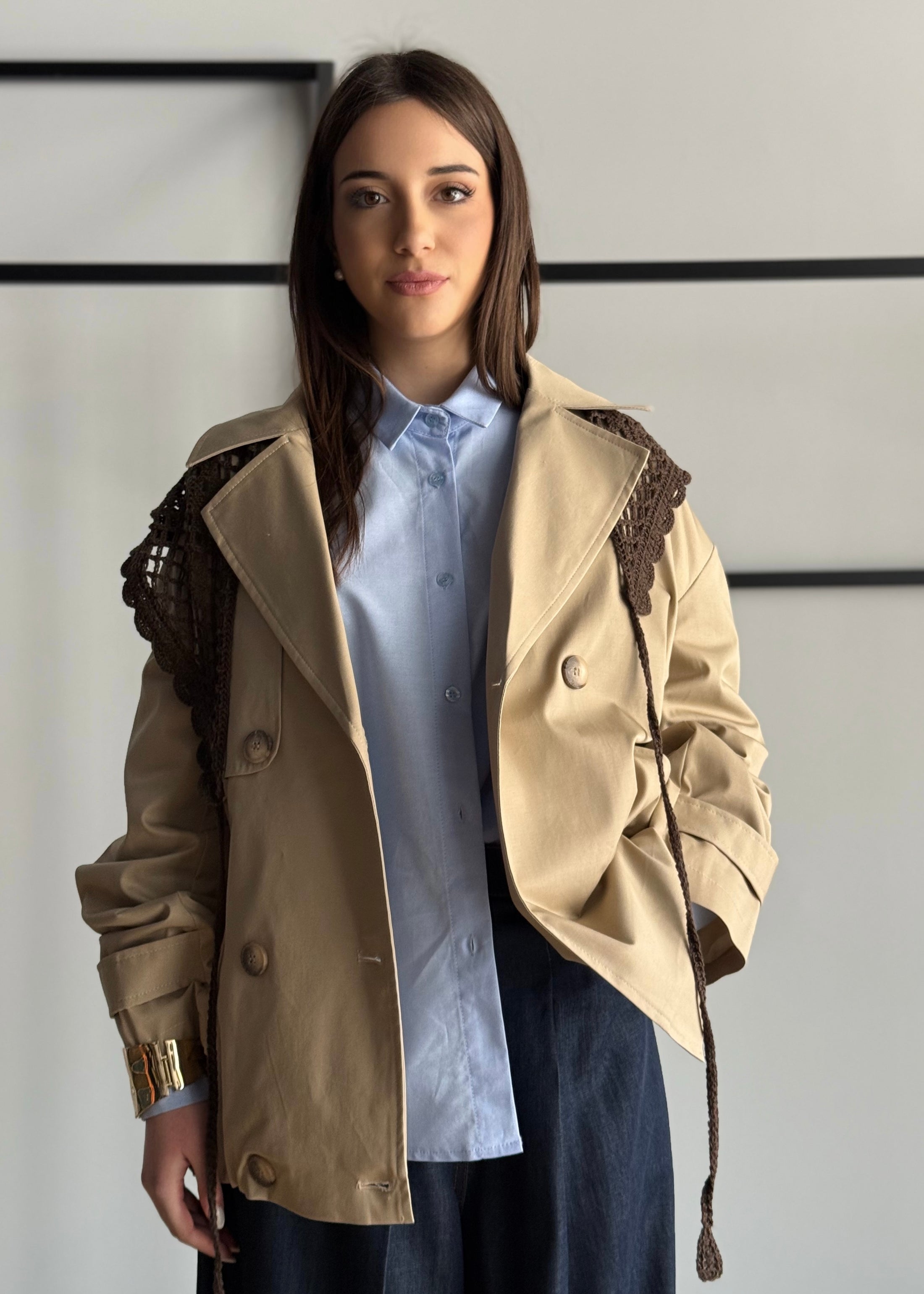 Trench corto KONTATTO con bandana macramé