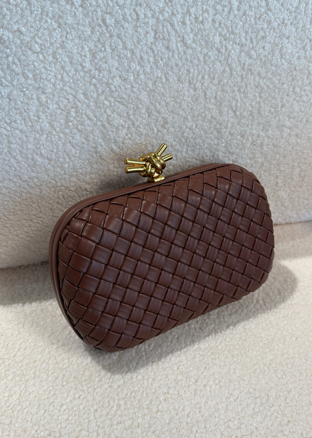 Clutch intrecciata con chiusura gold