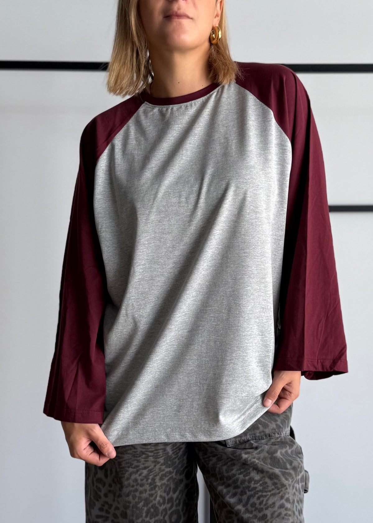 T-shirt bicolore con maniche raglan svasate