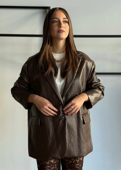 Blazer oversize in ecopelle marrone con chiusura a bottoni -PHILIALOFT