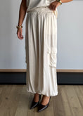 Carica l'immagine nel visualizzatore della galleria, Pantalone cargo satinato latte - ZAHJR
