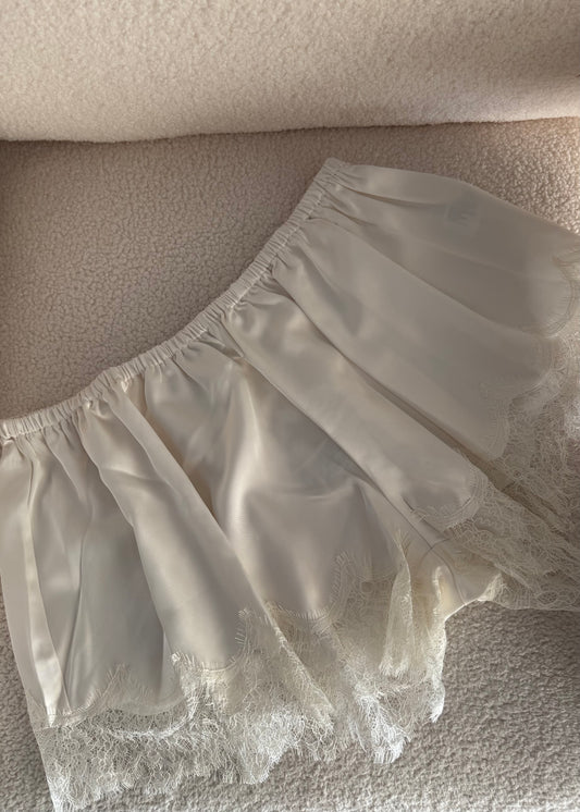 Short in raso crema con pizzo