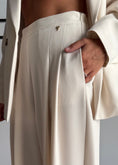 Carica l'immagine nel visualizzatore della galleria, Pantalone panna balloon con pence - PHILIALOFT
