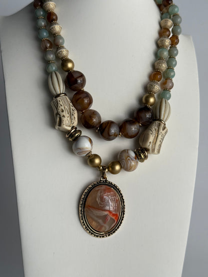 Collana multistrato con perle naturali e pendente marmorizzato