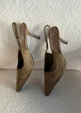 Carica l'immagine nel visualizzatore della galleria, Slingback THEVICE in suede militare
