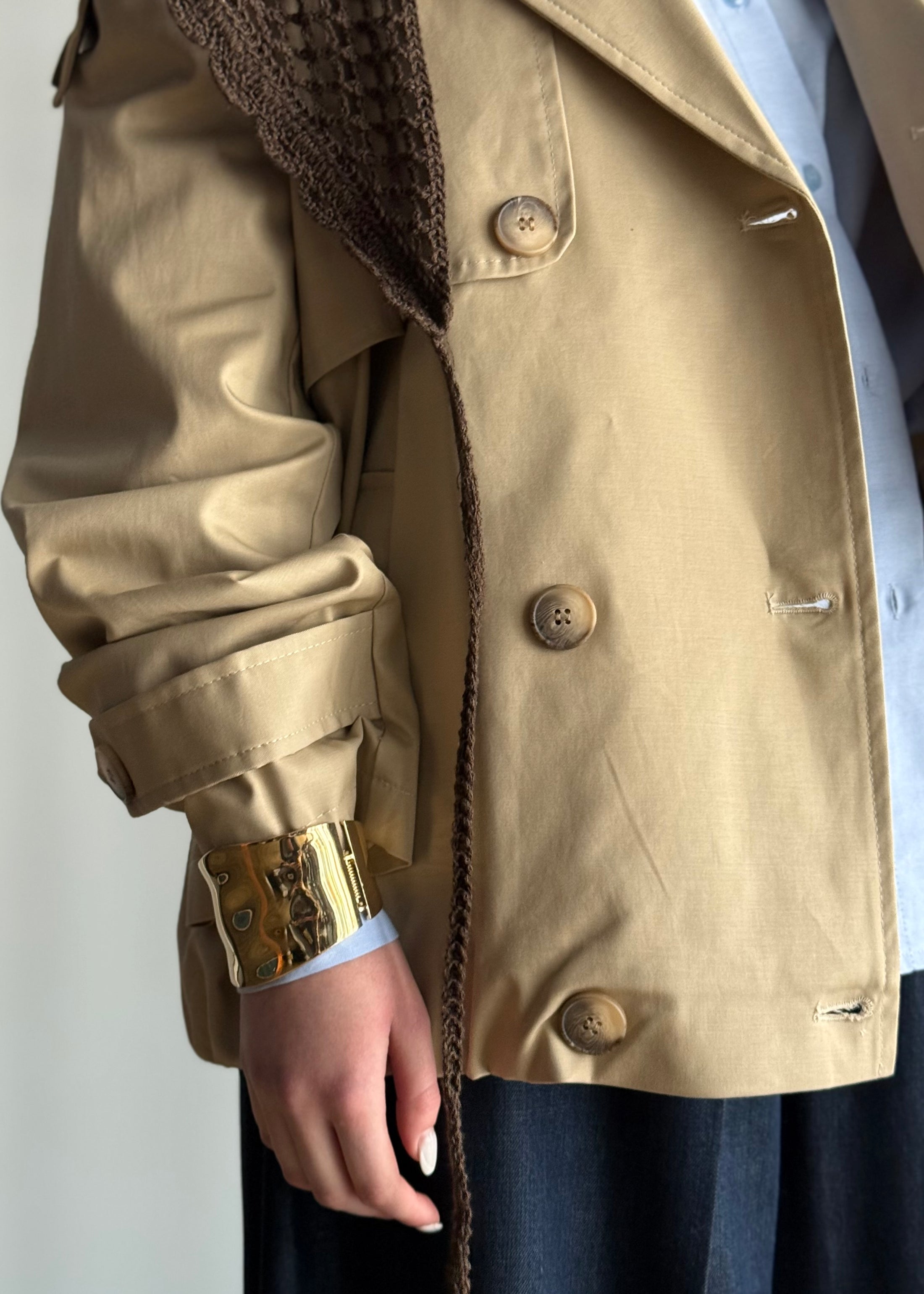 Trench corto KONTATTO con bandana macramé