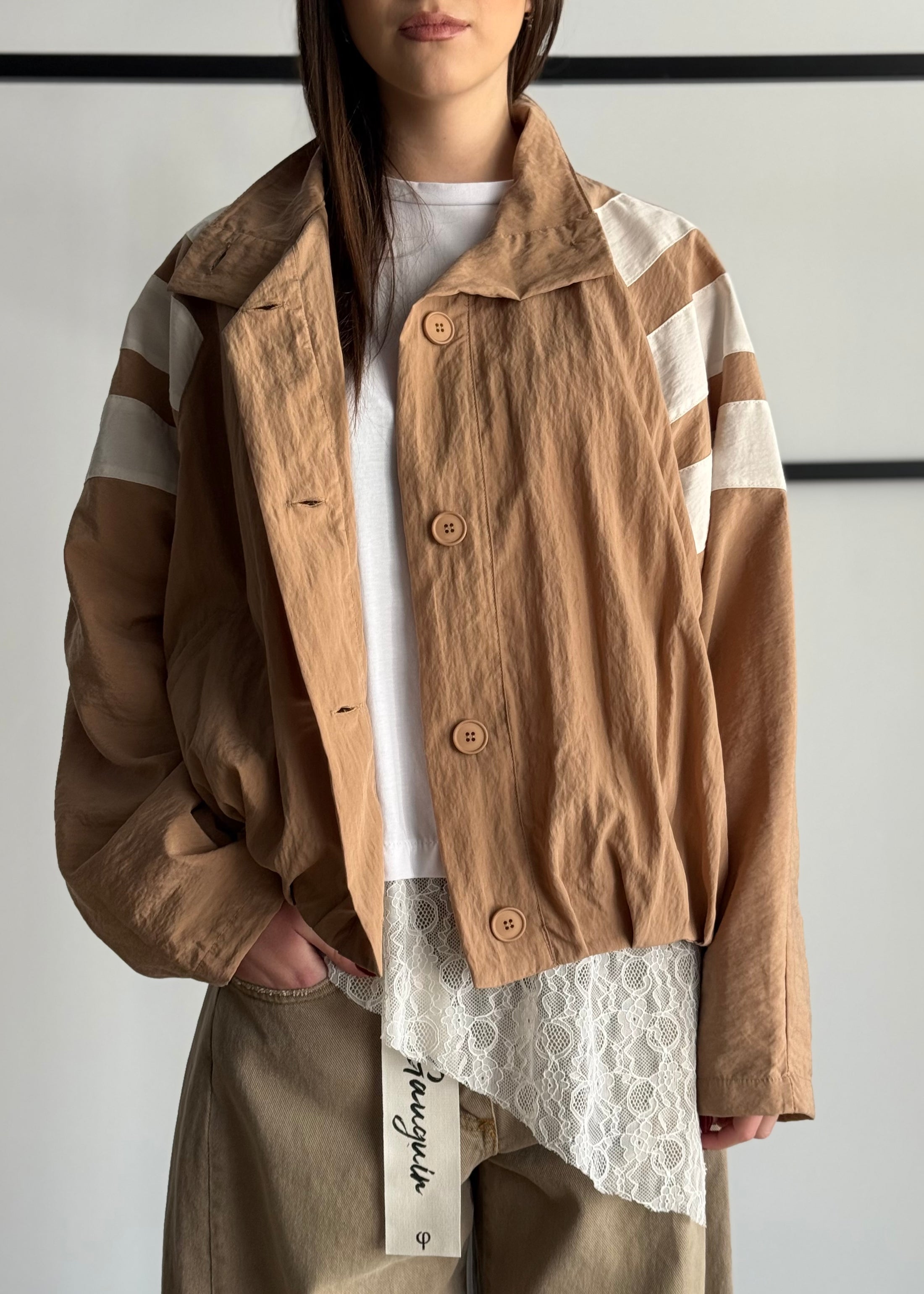 Giacca KIKISIX con dettagli a contrasto