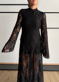 Carica l'immagine nel visualizzatore della galleria, Vestito lungo in pizzo nero - KONTATTO
