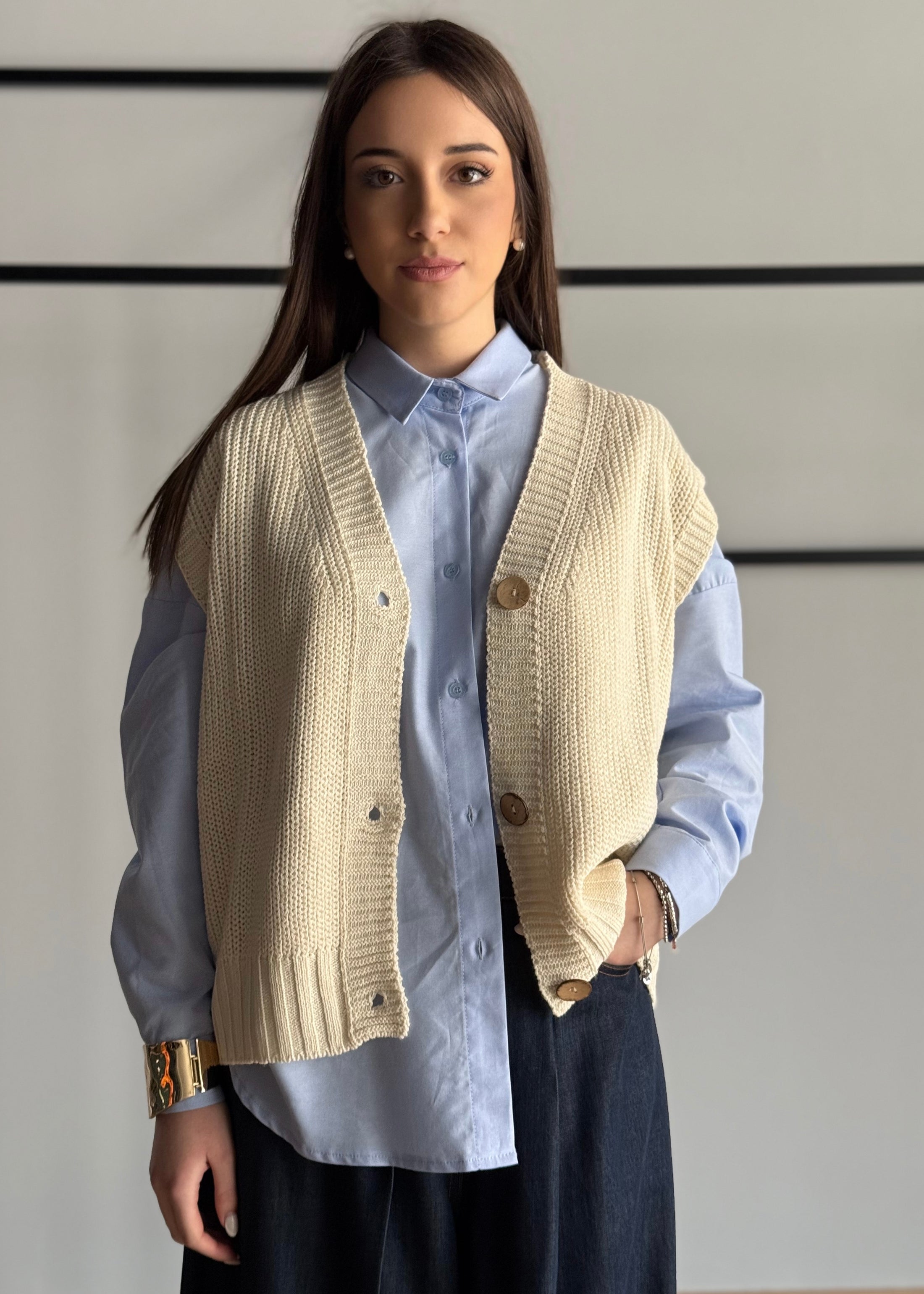Gilet ZAHJR in maglia con bottoni latte