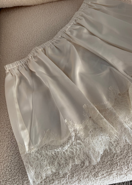 Short in raso crema con pizzo