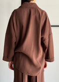 Carica l'immagine nel visualizzatore della galleria, Camicia satin oversize marrone

