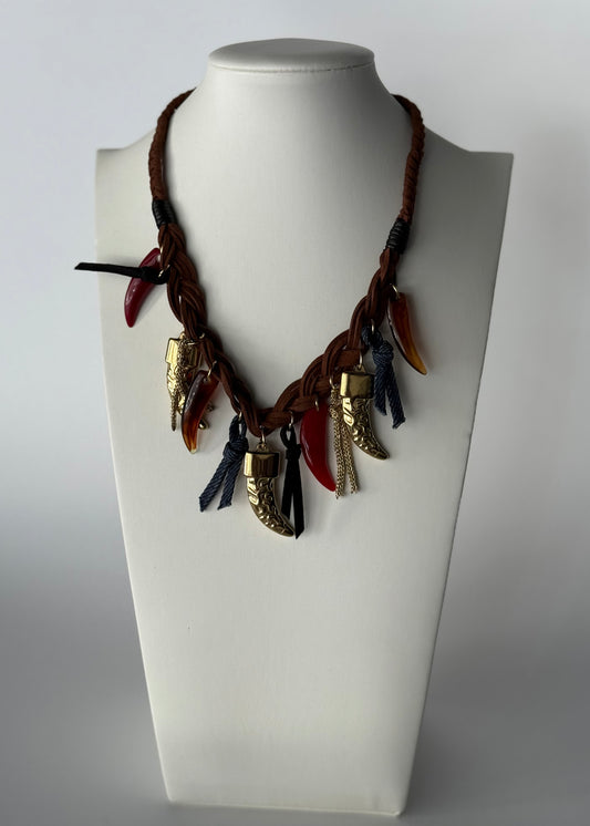 Collana intrecciata marrone con pendenti a corno e dettagli in tessuto