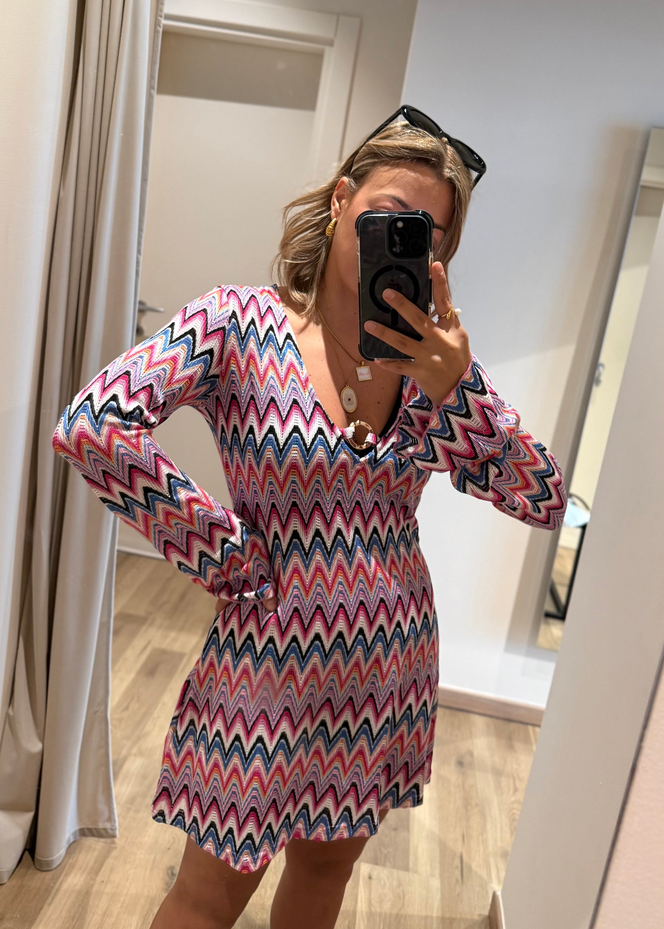 Abito in maglia zig zag fucsia con dettaglio gioiello