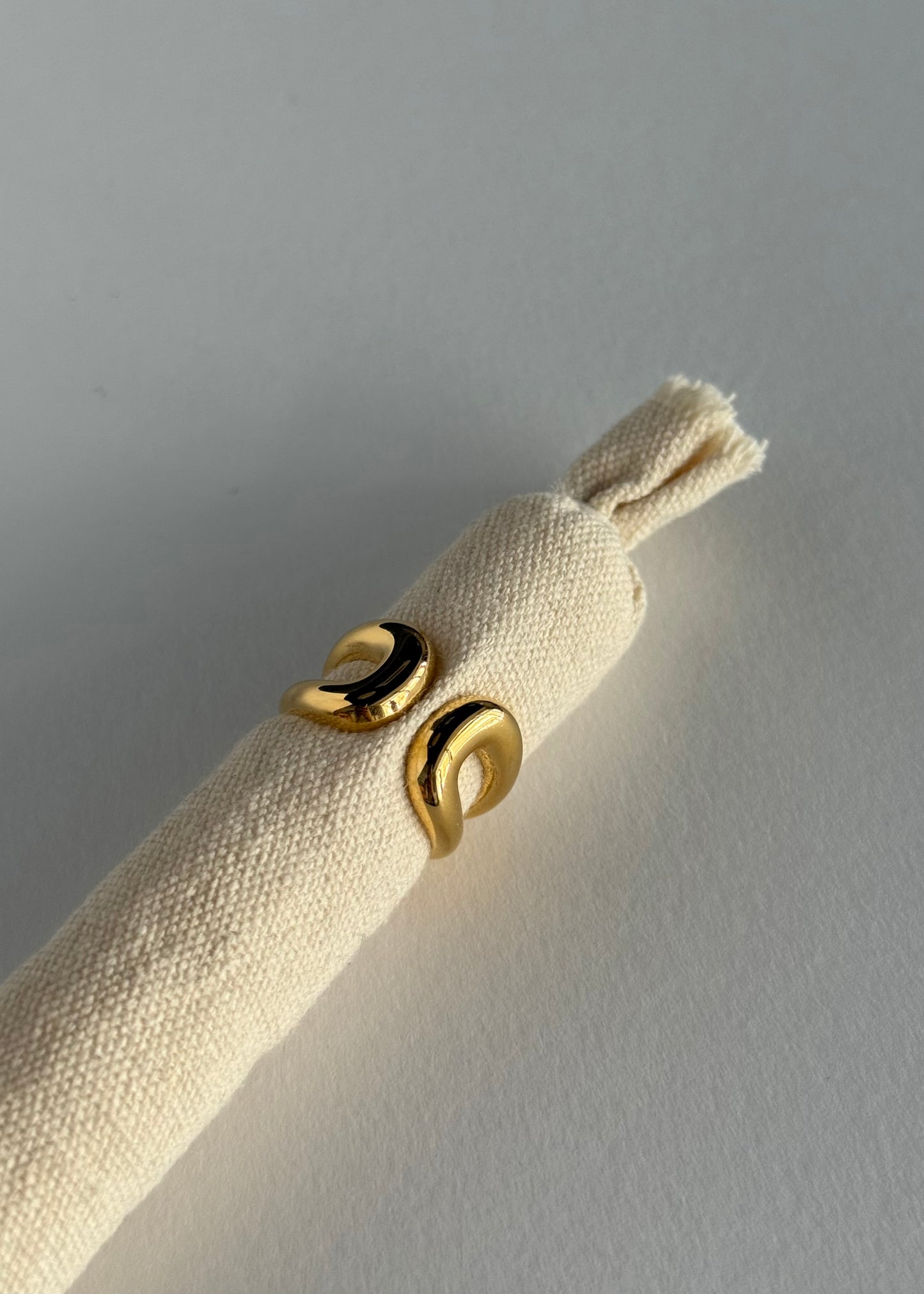 Anello aperto dorato effetto ondulato