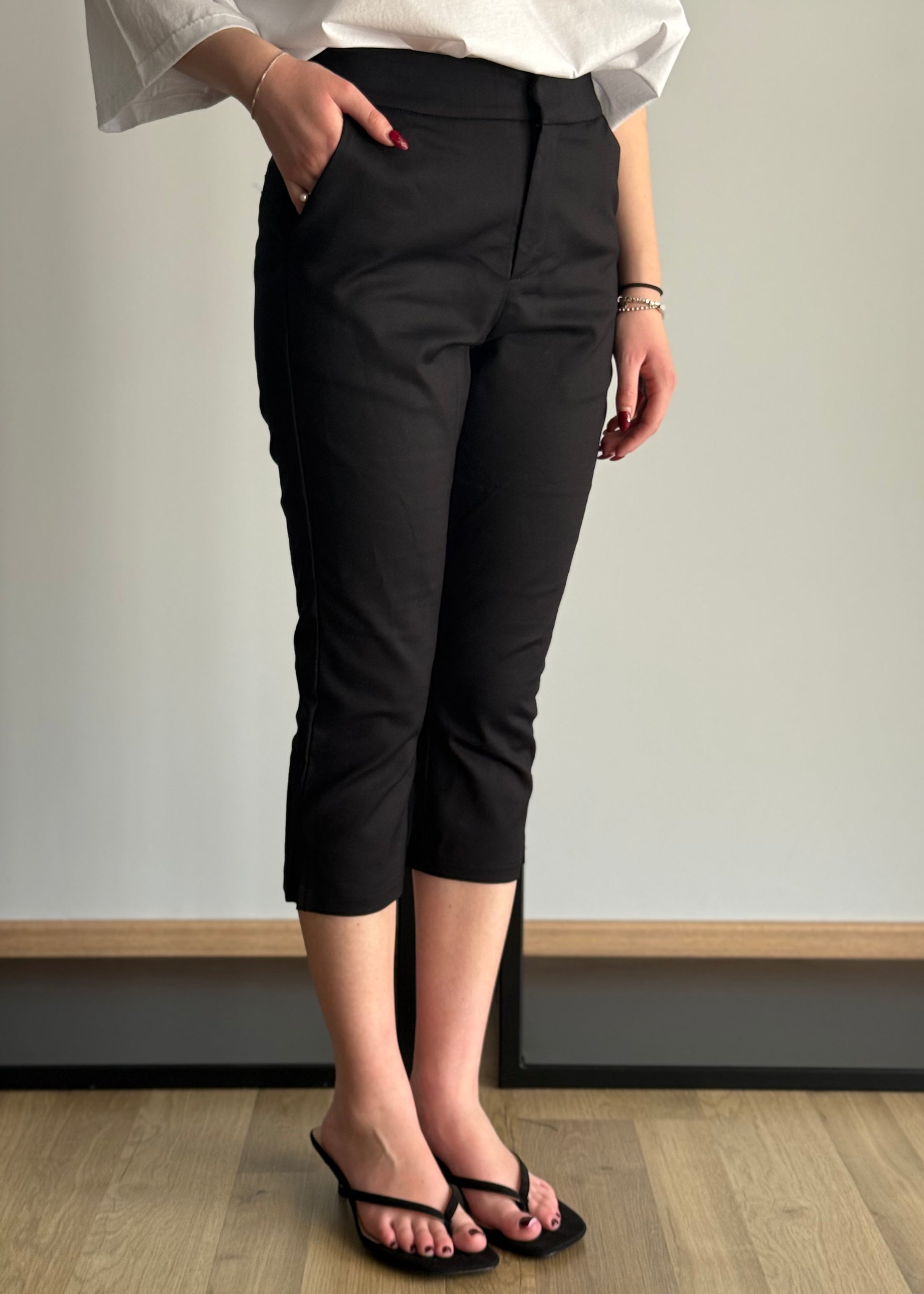 Pantalone capri nero slim fit
