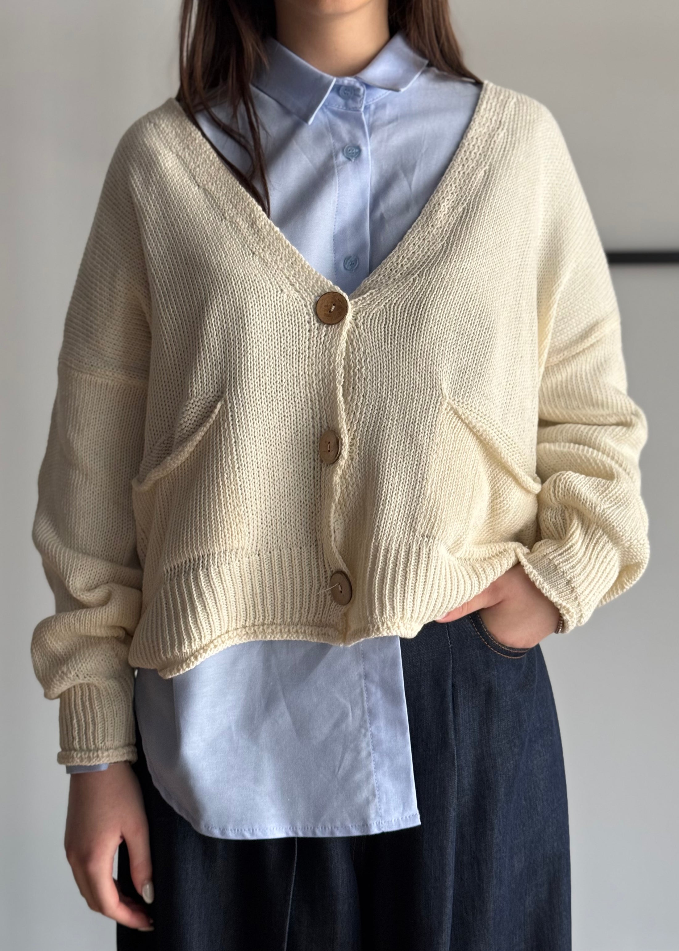 Cardigan ZAHJR latte con bottoni in legno