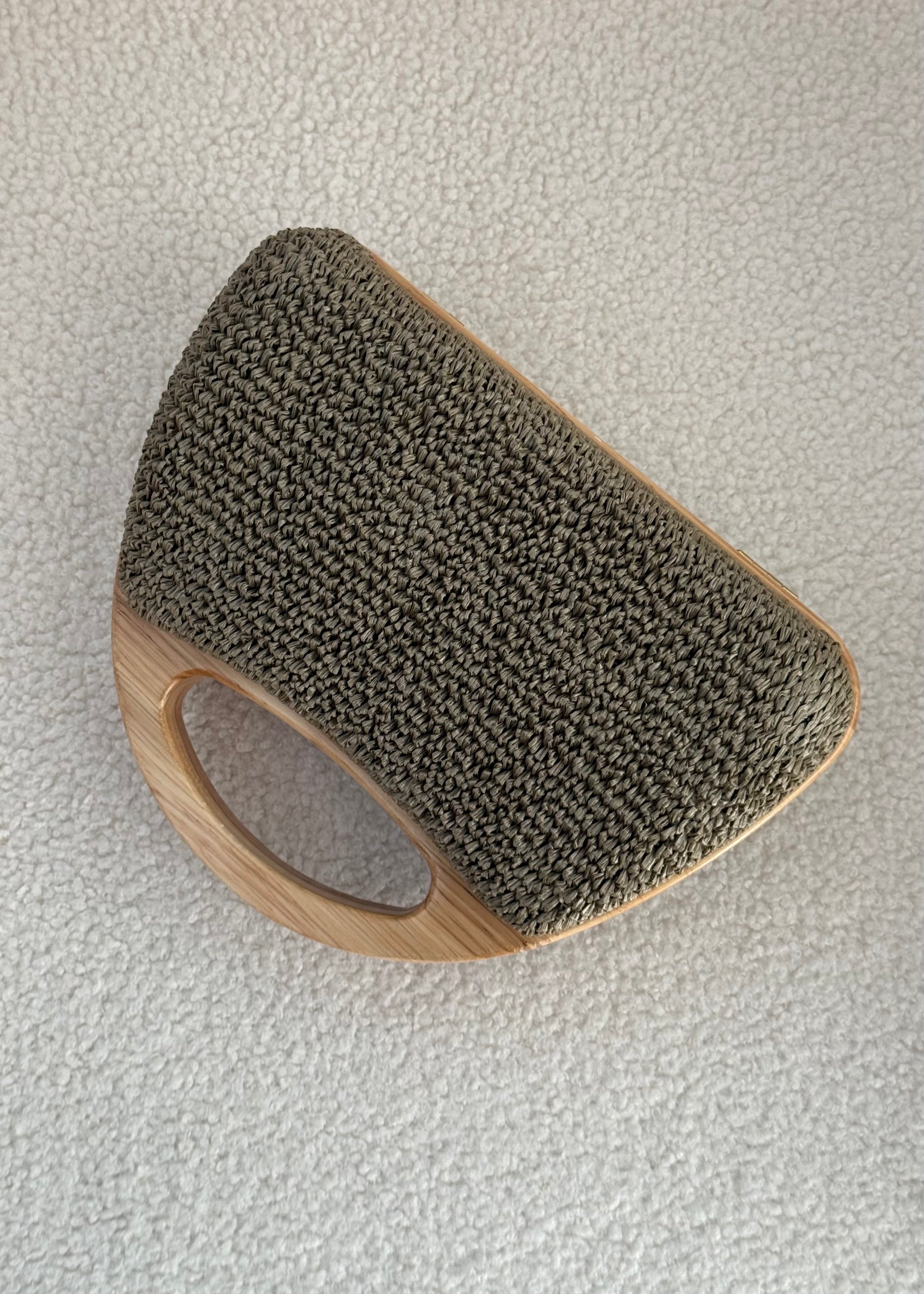Clutch in rafia salvia
