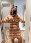 Carica l'immagine nel visualizzatore della galleria, Abito in maglia zig zag con dettaglio gioiello

