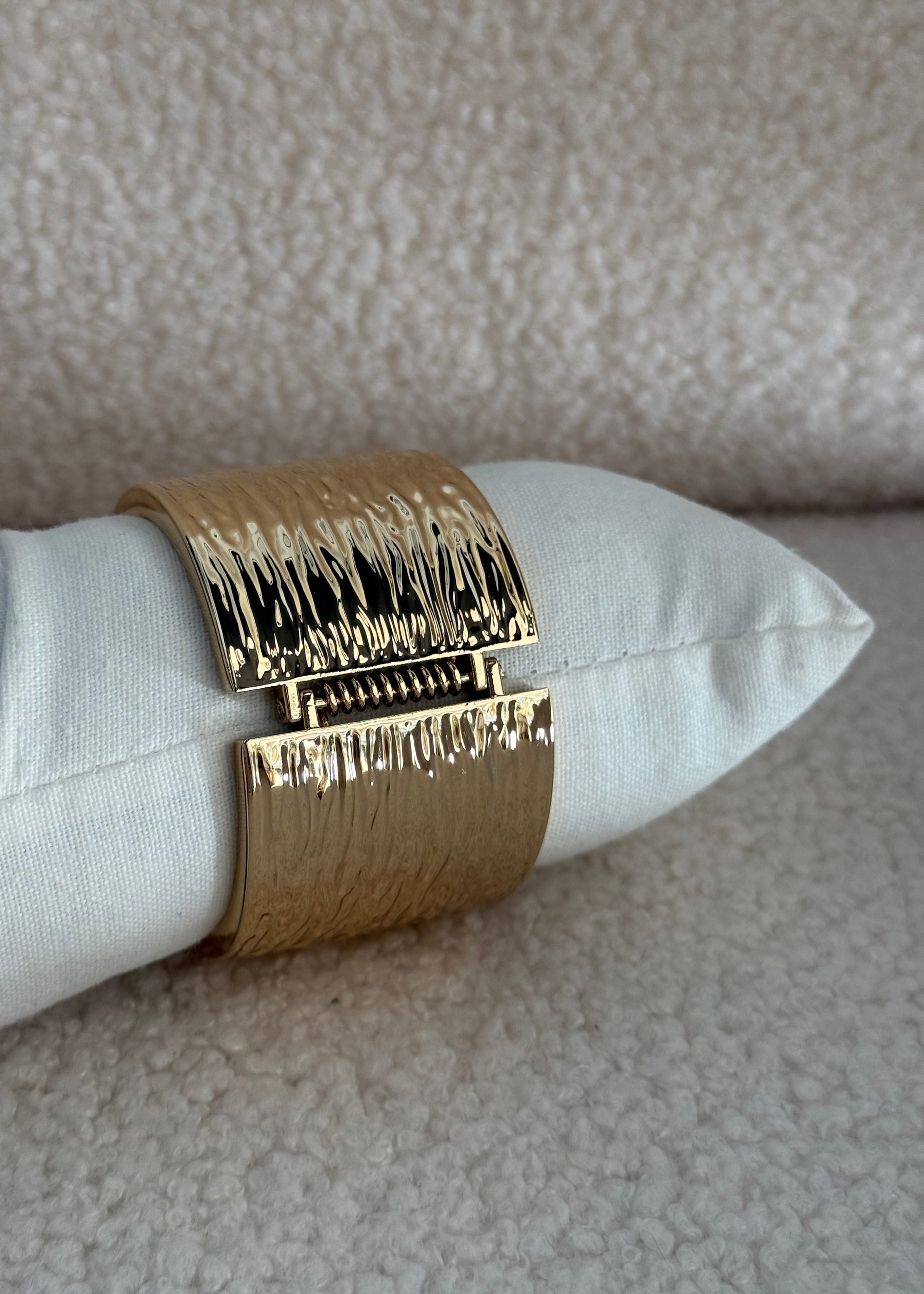 Bracciale rigido gold martellato