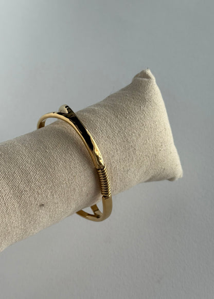 Bracciale rigido dorato design scultoreo aperto