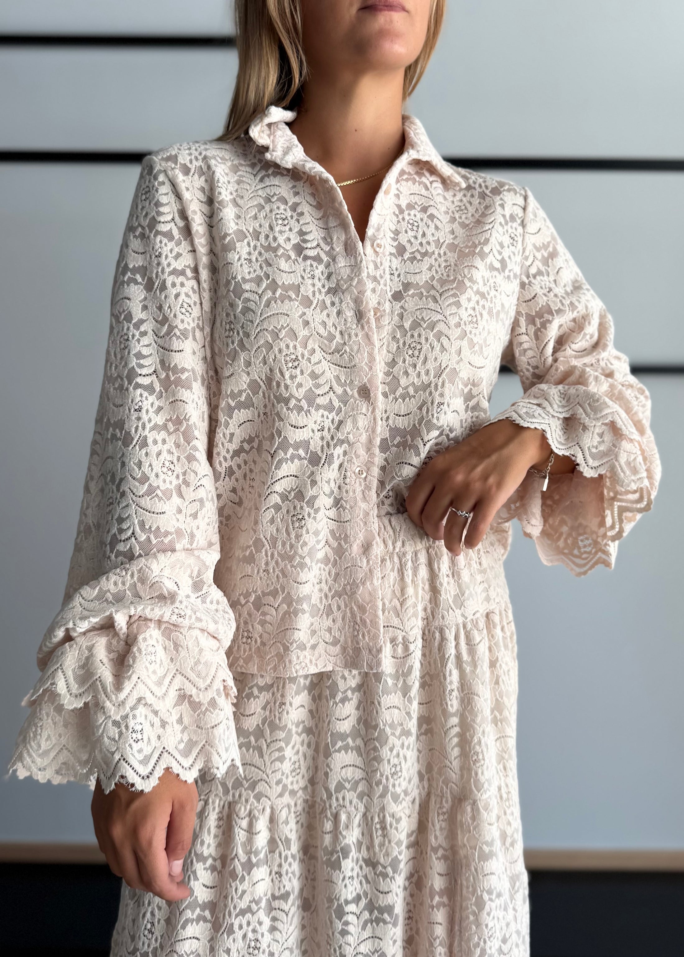 Camicia in pizzo ecrù con volant - KONTATTO