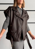 Carica l'immagine nel visualizzatore della galleria, Gilet biker moro effetto pelle intrecciata - ZAHJR
