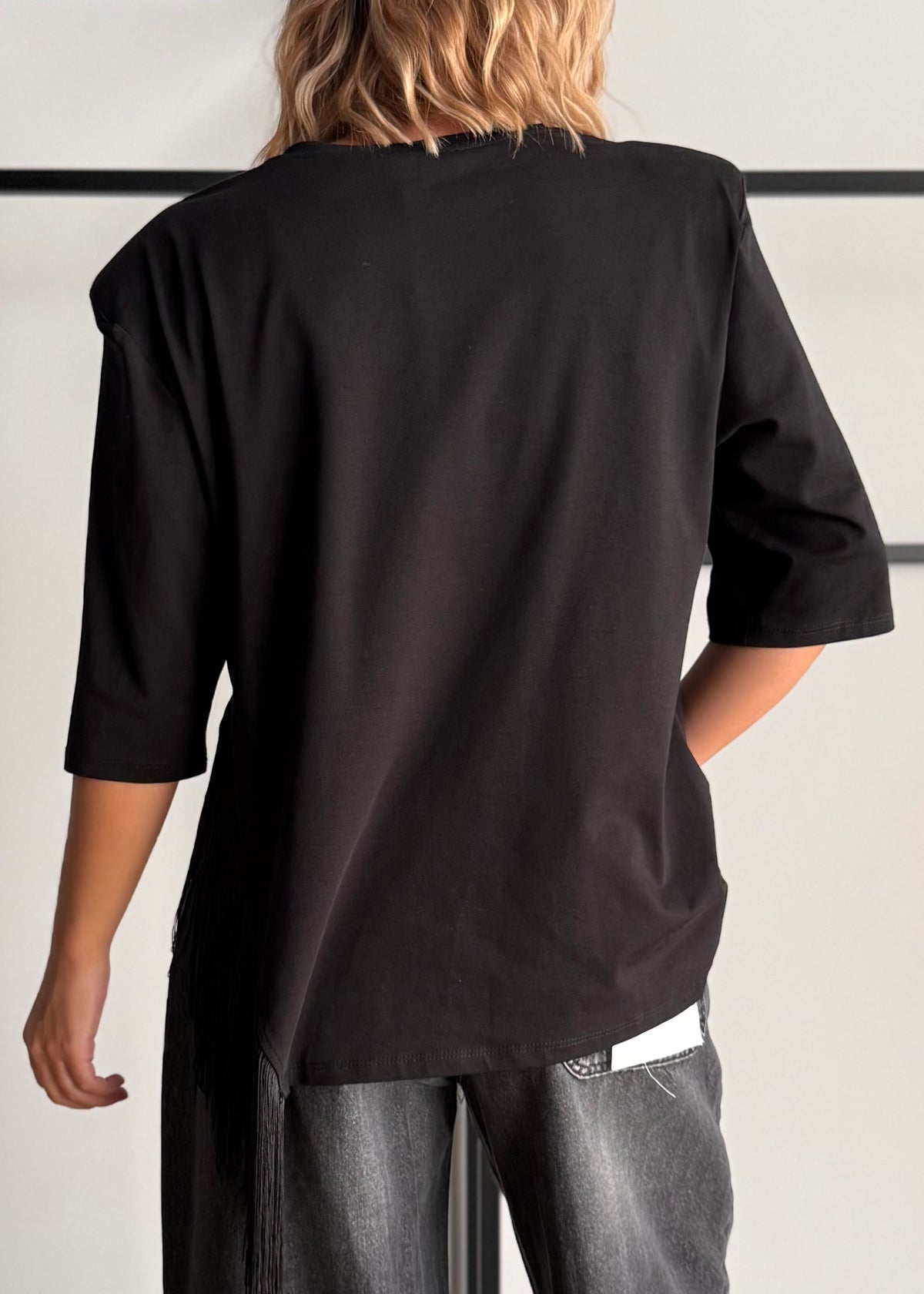 T-shirt asimmetrica nera con frange - KONTATTO