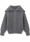 Carica l'immagine nel visualizzatore della galleria, Cardigan grigio con maxi collo e zip - KONTATTO
