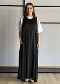 Carica l'immagine nel visualizzatore della galleria, Abito lungo ZAHJR in satin nero
