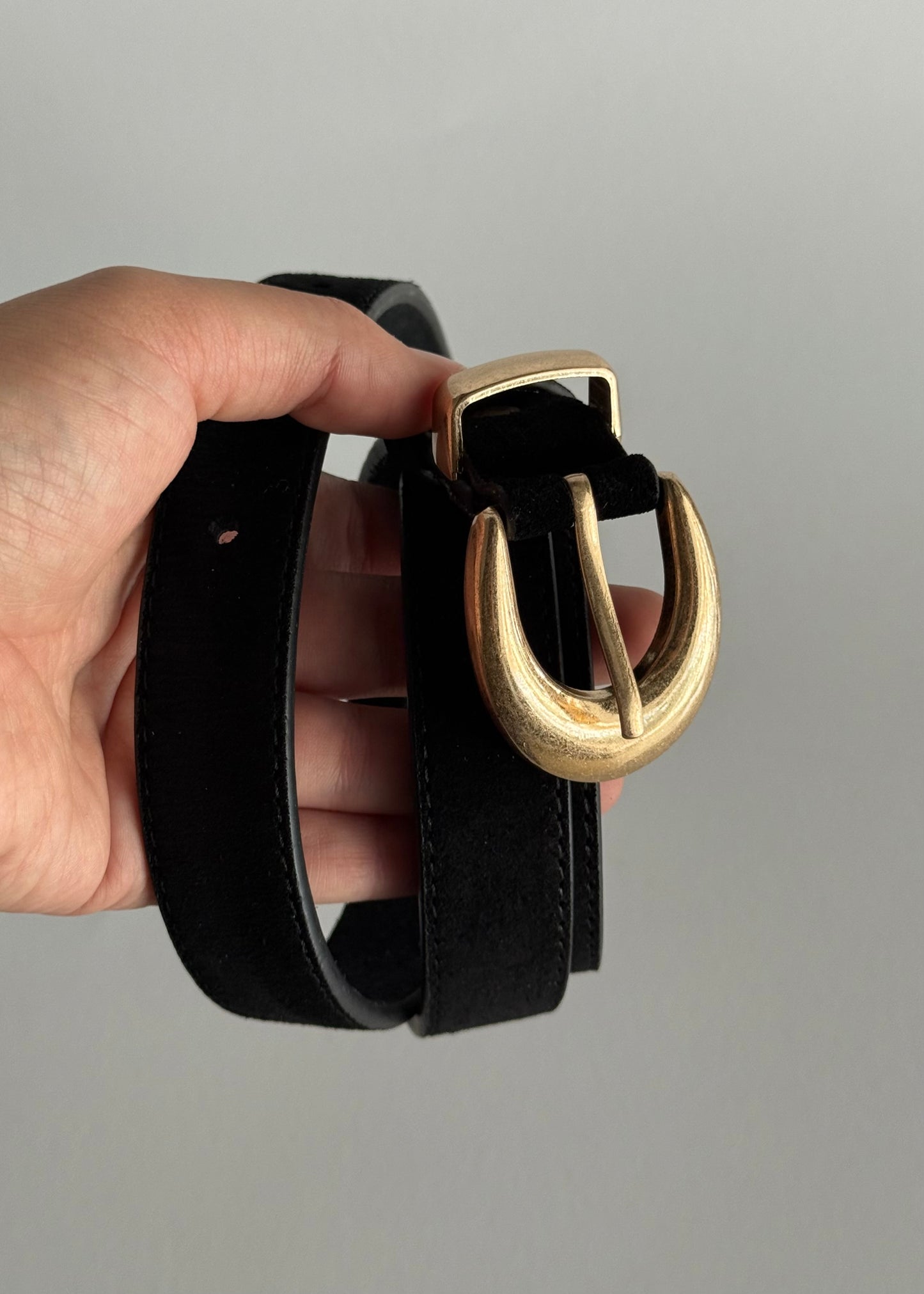 Cintura in suede nera con fibbia dorata