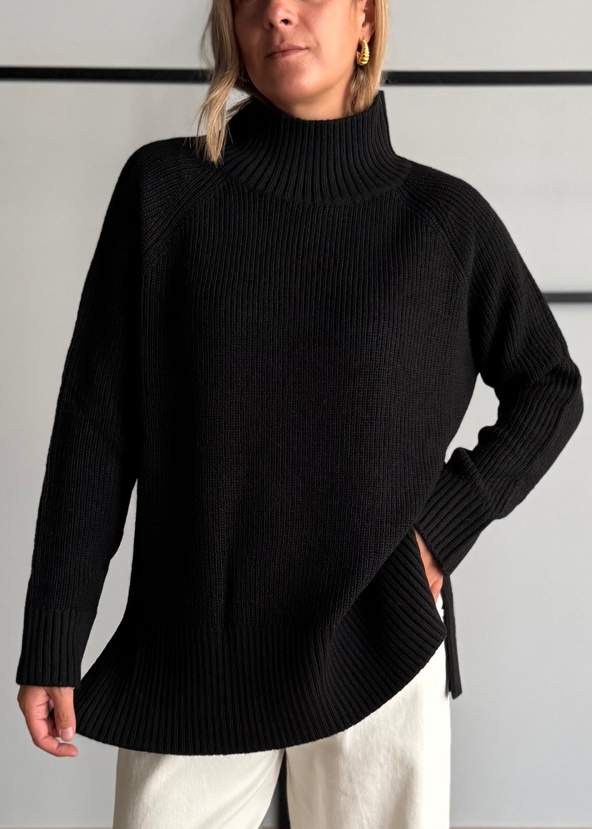 Maglia nera modello cratere con spacchi - KONTATTO