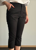Carica l'immagine nel visualizzatore della galleria, Pantalone capri nero slim fit

