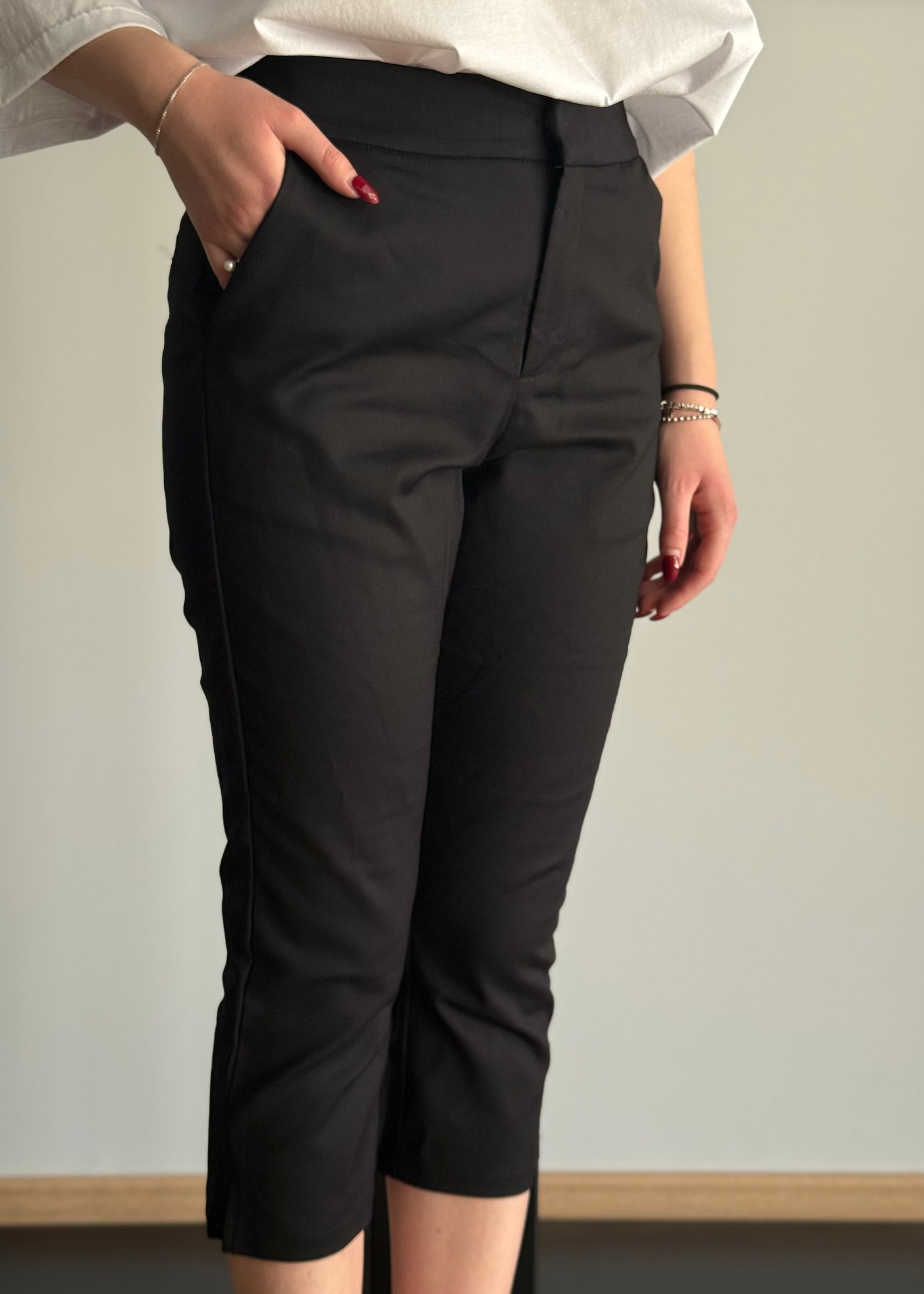 Pantalone capri nero slim fit