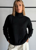 Carica l'immagine nel visualizzatore della galleria, Maglia over nero collo alto - ZAHJR
