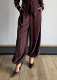 Carica l'immagine nel visualizzatore della galleria, Pantalone balloon vino effetto suede - PHILIALOFT
