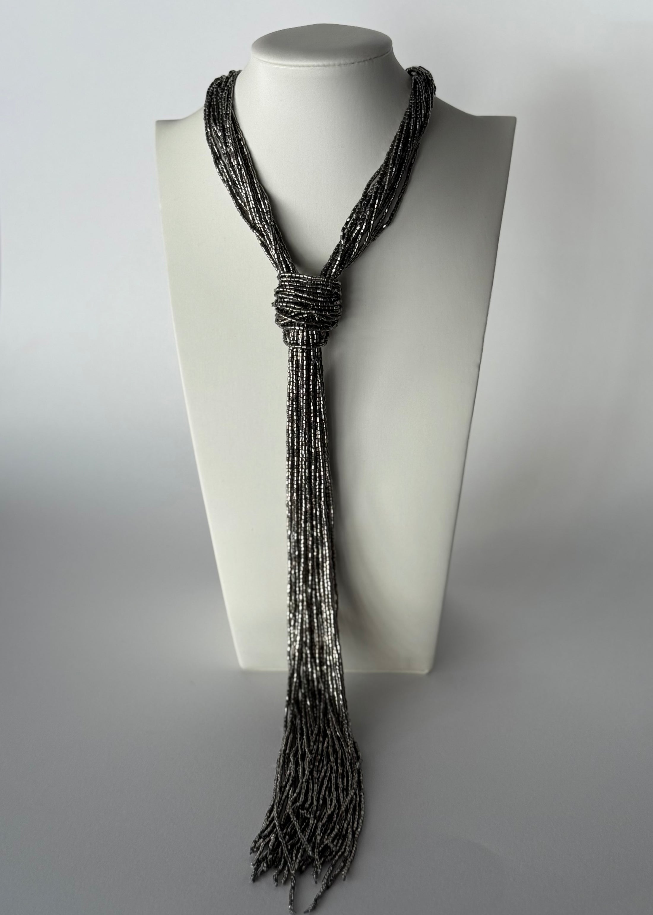 Collana lunga multistrato con perline metalliche