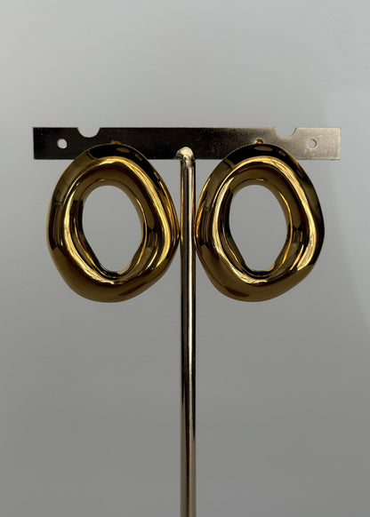 Orecchini dorati effetto scultura