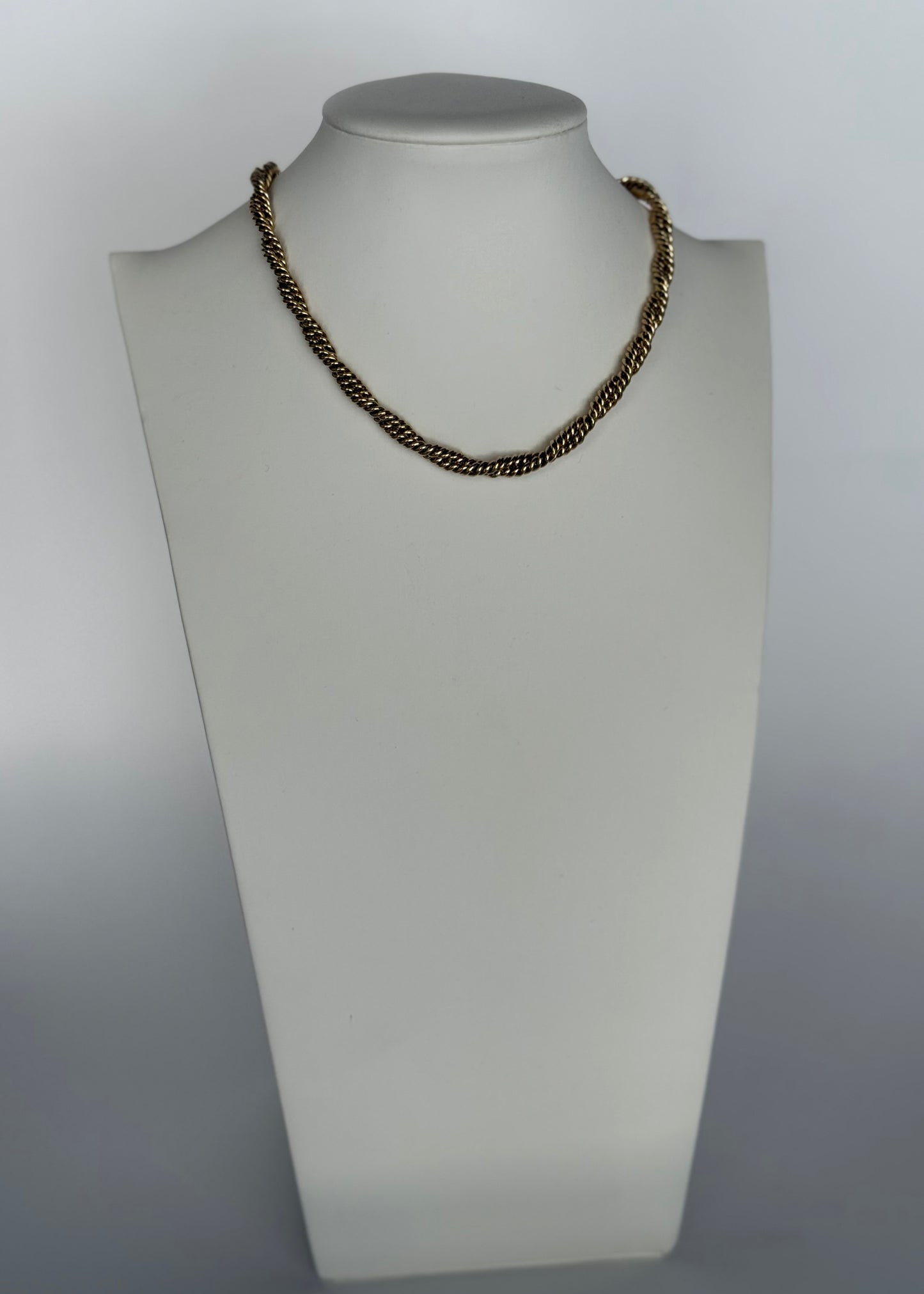 Collana dorata a corda intrecciata