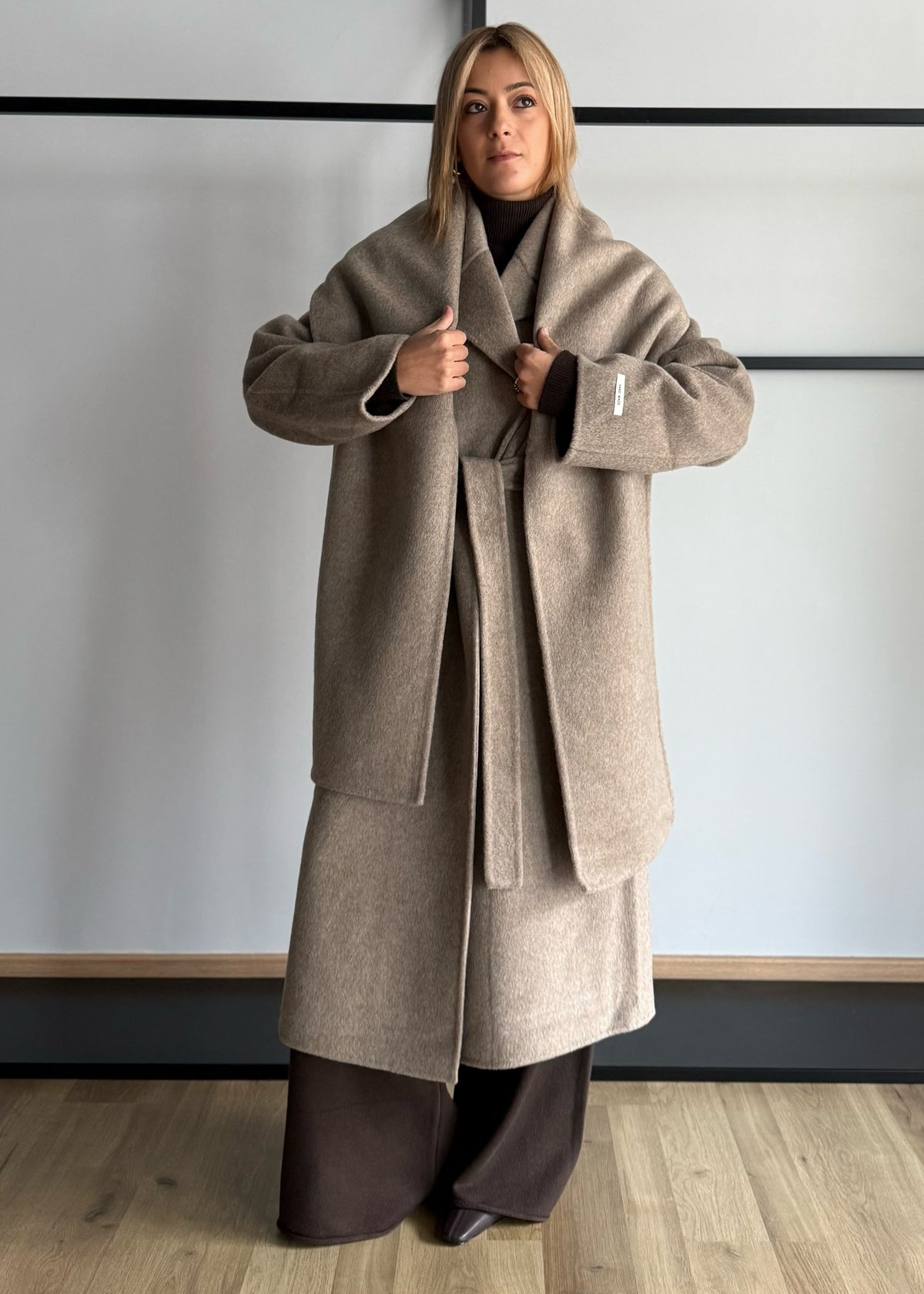 Cappotto lungo con cintura e sciarpa abbinata - KONTATTO
