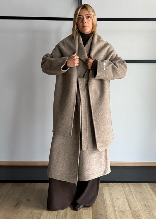 Cappotto lungo con cintura e sciarpa abbinata - KONTATTO