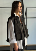 Carica l'immagine nel visualizzatore della galleria, Gilet nero con zip e tasche frontali
