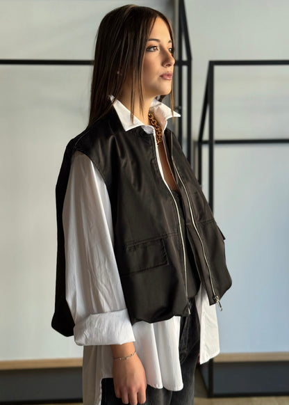 Gilet nero con zip e tasche frontali